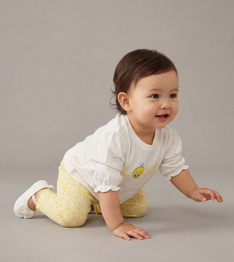 طقم ملابس بطبعة وكم قصير 