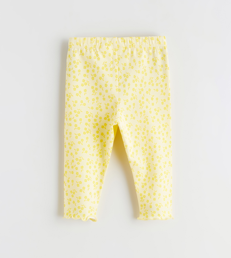 طقم ملابس بطبعة وكم قصير 