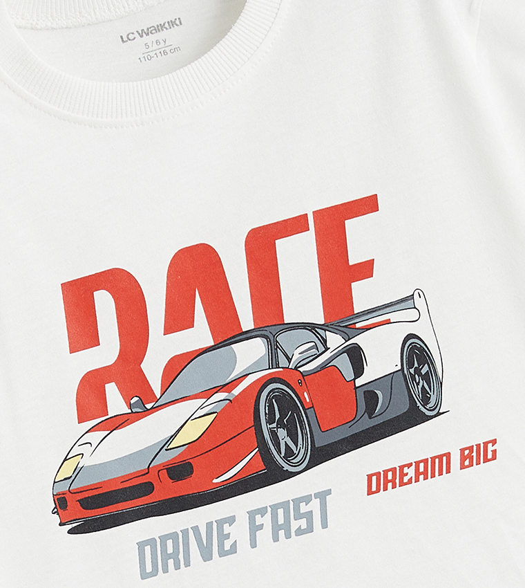 تيشيرت بطبعة وكم قصير وقبة مستديرة