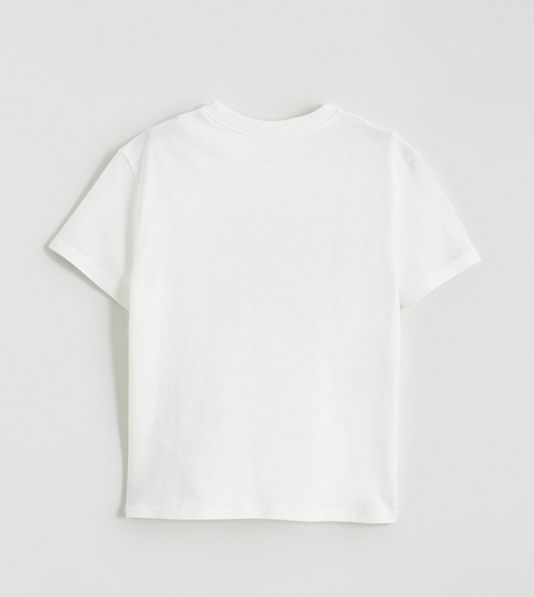 تيشيرت بطبعة وكم قصير وقبة مستديرة