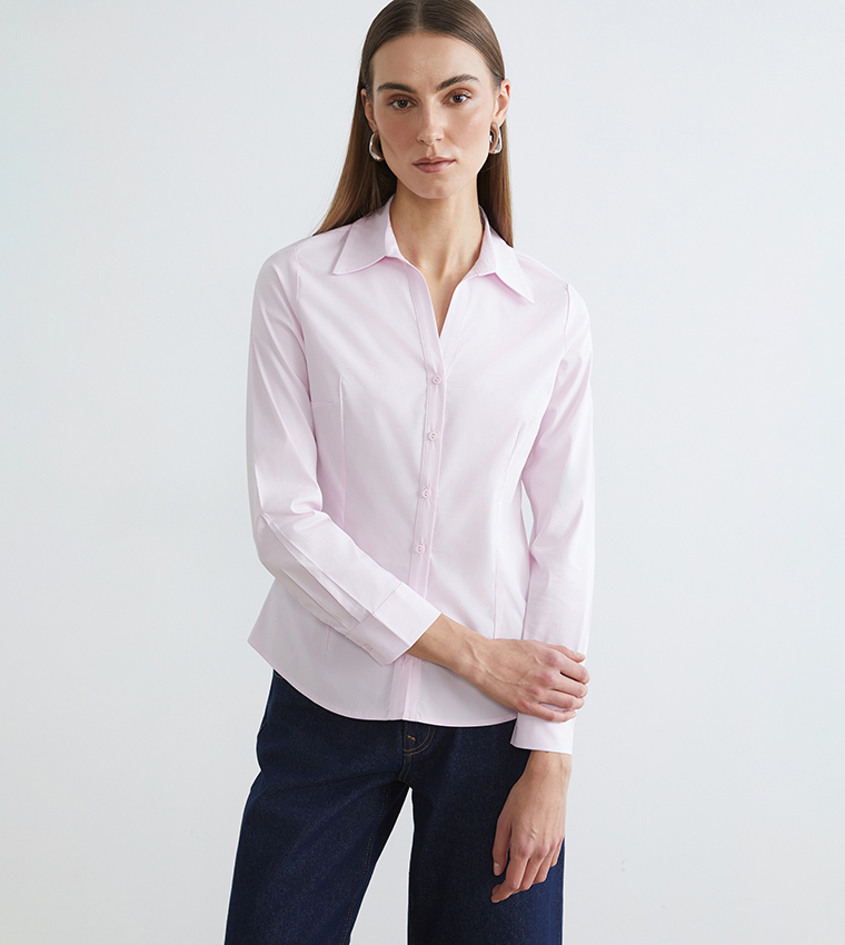 قميص بقصة ضيقة وكم طويل 