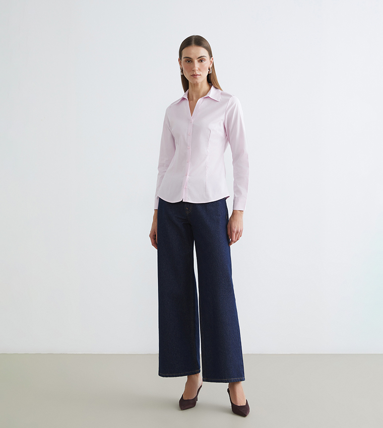 قميص بقصة ضيقة وكم طويل 