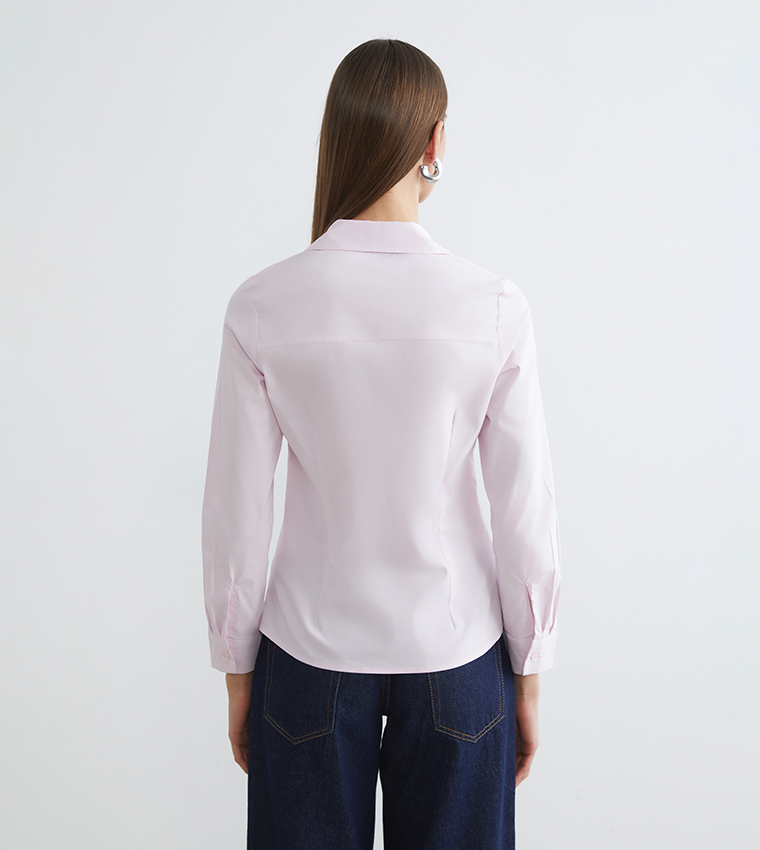 قميص بقصة ضيقة وكم طويل 