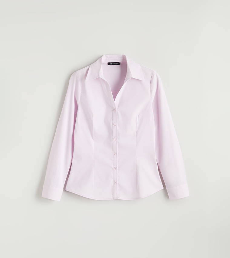 قميص بقصة ضيقة وكم طويل 