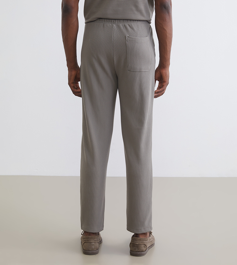 بنطلون بقصة عادية بقبة مرنة