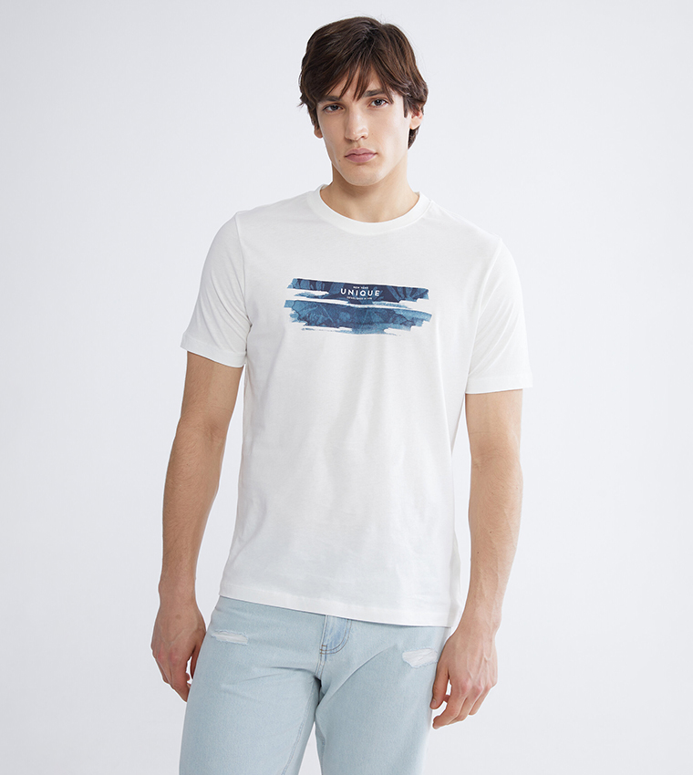 تيشيرت بطبعة وكم قصير