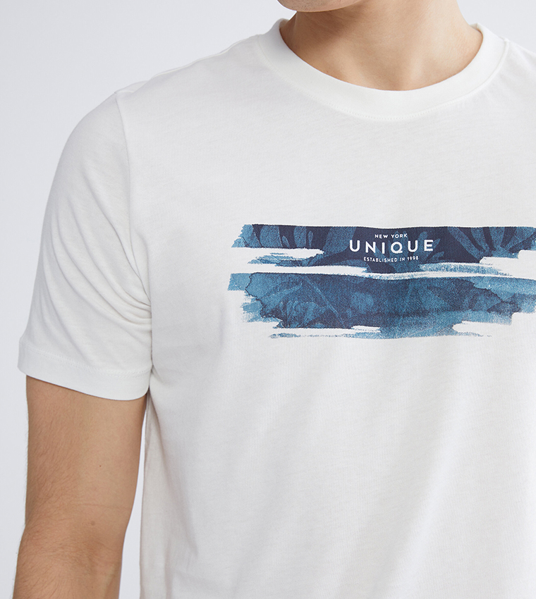 تيشيرت بطبعة وكم قصير