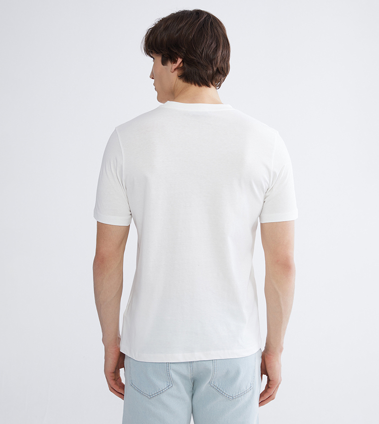 تيشيرت بطبعة وكم قصير