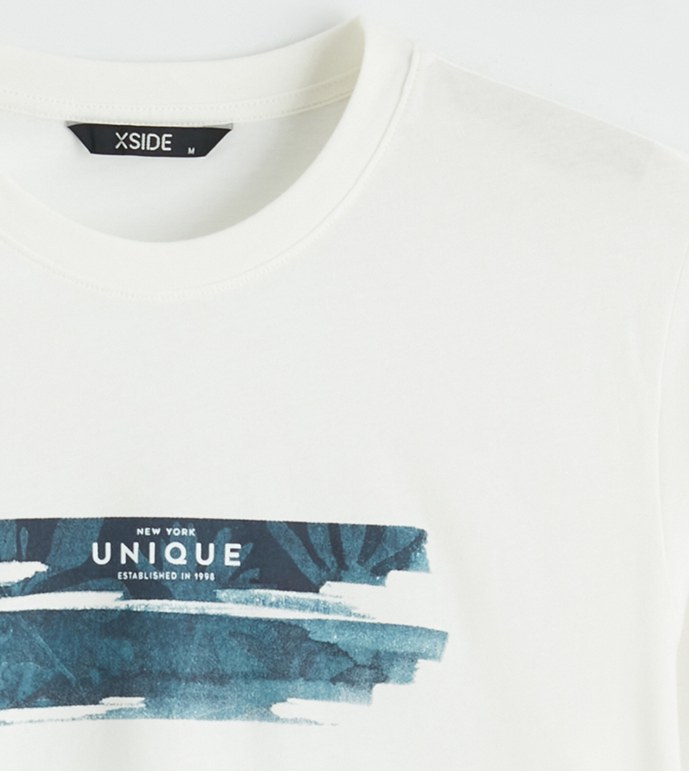 تيشيرت بطبعة وكم قصير