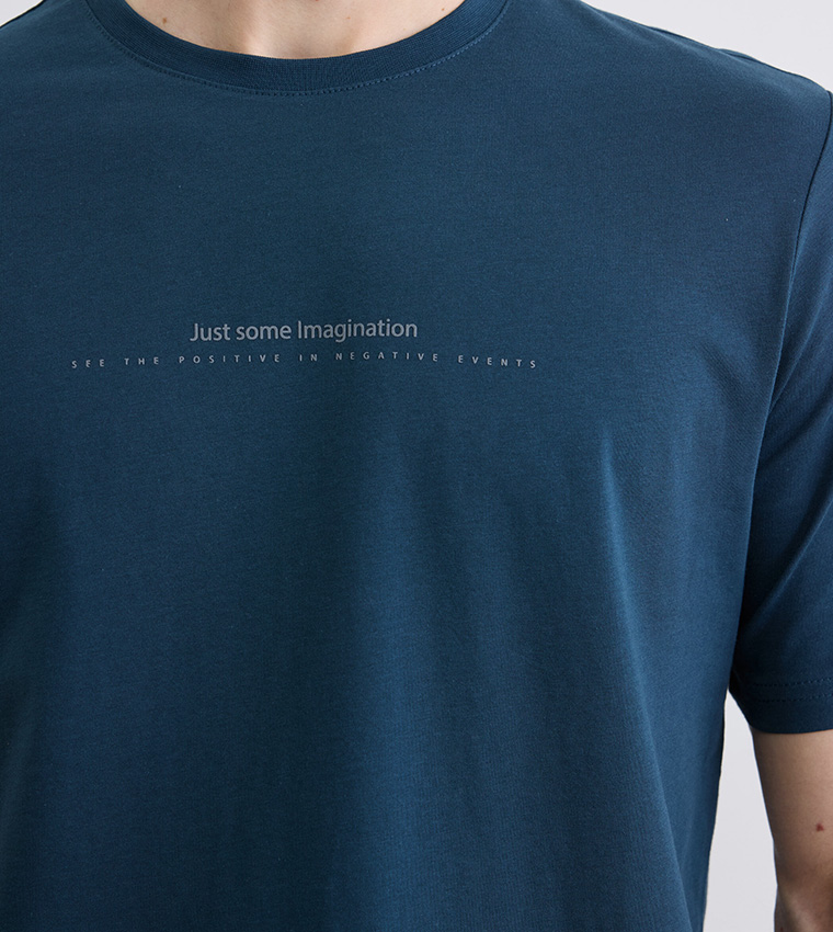 تيشيرت بطبعة وكم قصير