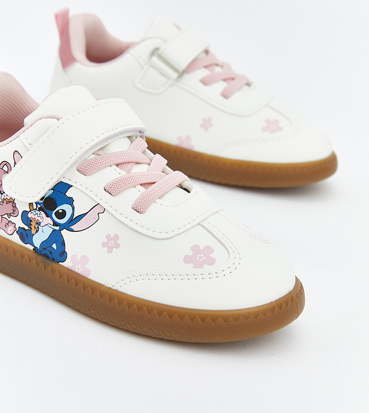 سنيكرز بحزام فليكرو بطبعة ستيتش اند أنجل