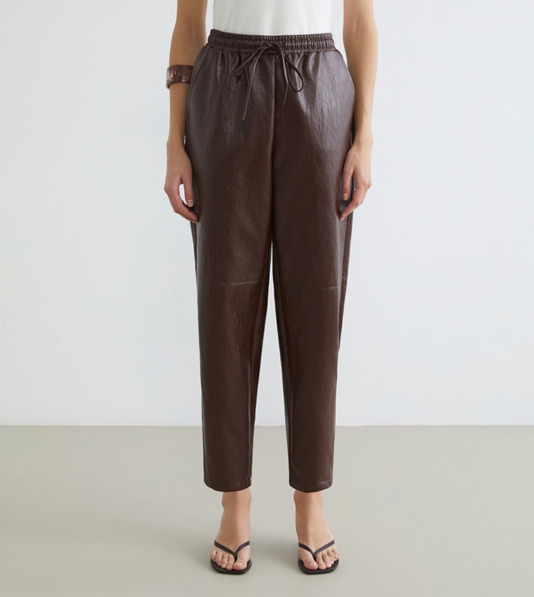 بنطلون بخصر مطاطي بملمس جلد