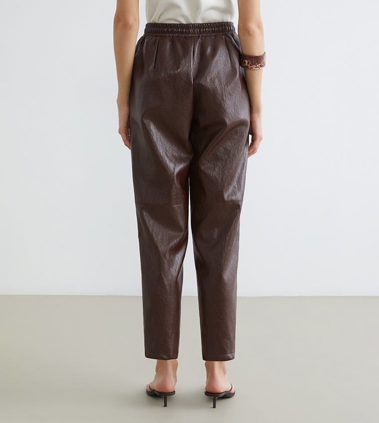 بنطلون بخصر مطاطي بملمس جلد