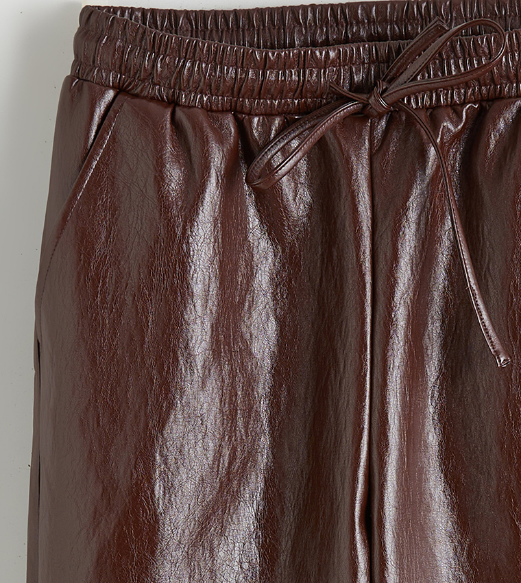 بنطلون بخصر مطاطي بملمس جلد