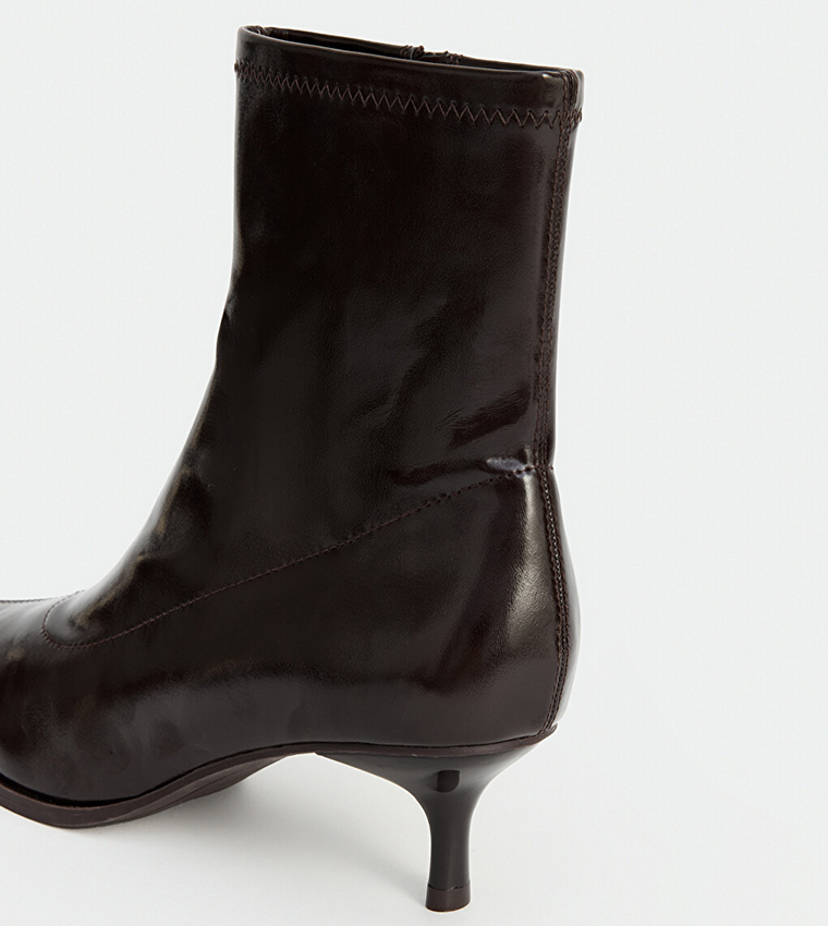 بوت سادة قصير بمقدمة مدببة وسحاب