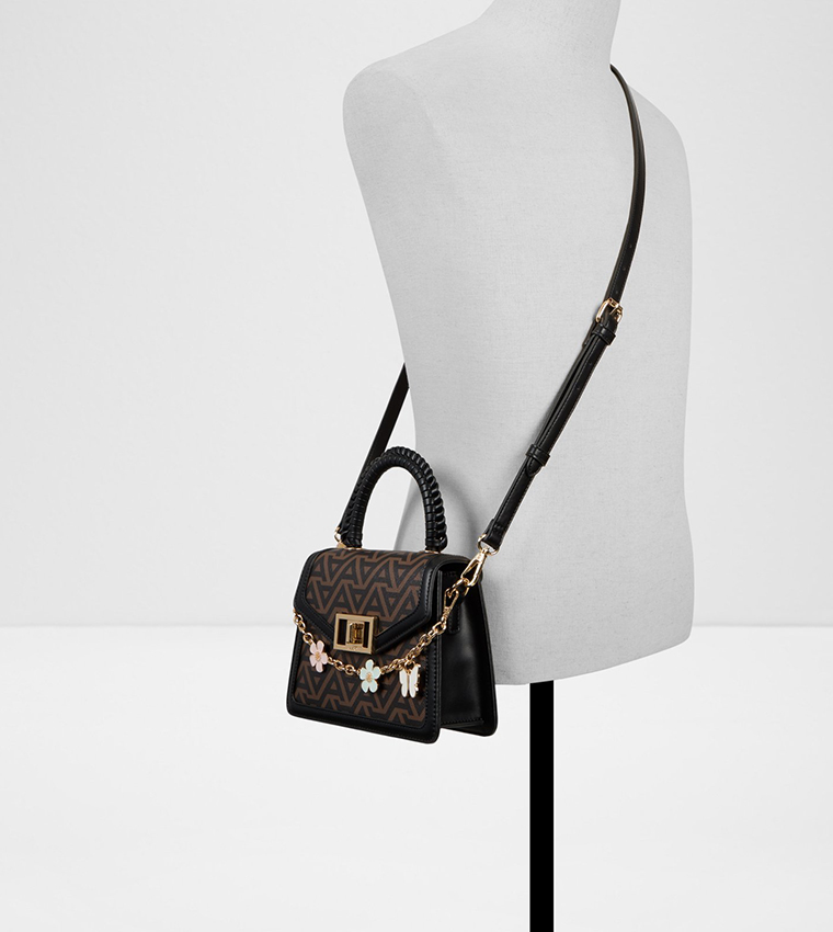 شنطة يد بنقشة مونوغرام 