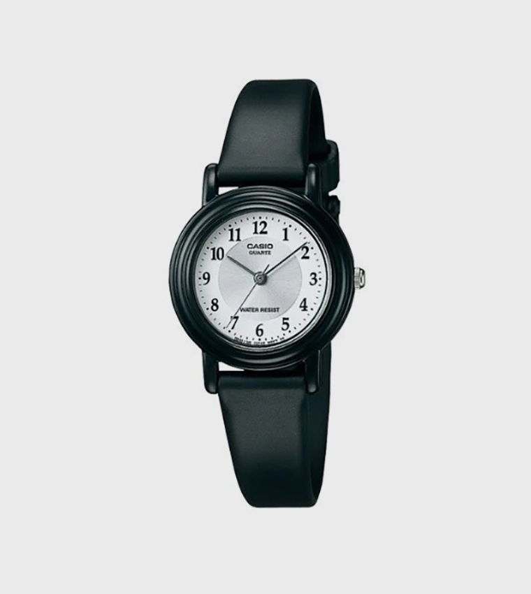 ساعة عقارب بخلفية بيضاء