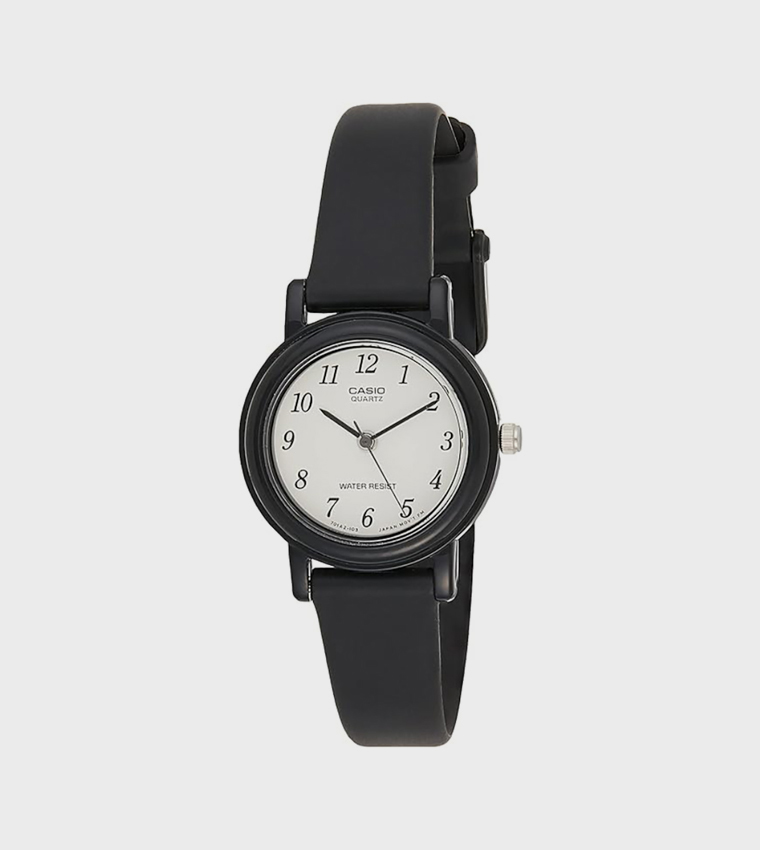 ساعة عقارب بخلفية بيضاء