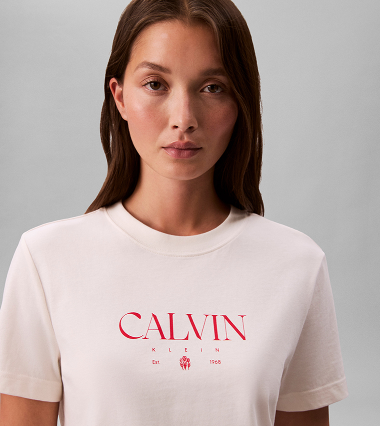 تيشيرت كم قصير بطبعة شعار