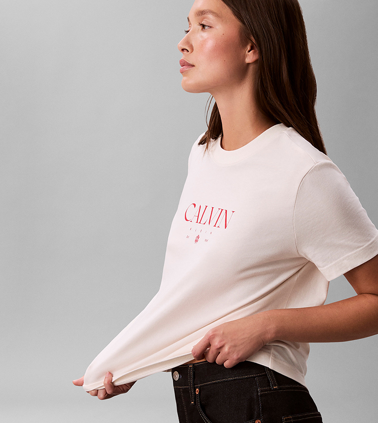 تيشيرت كم قصير بطبعة شعار