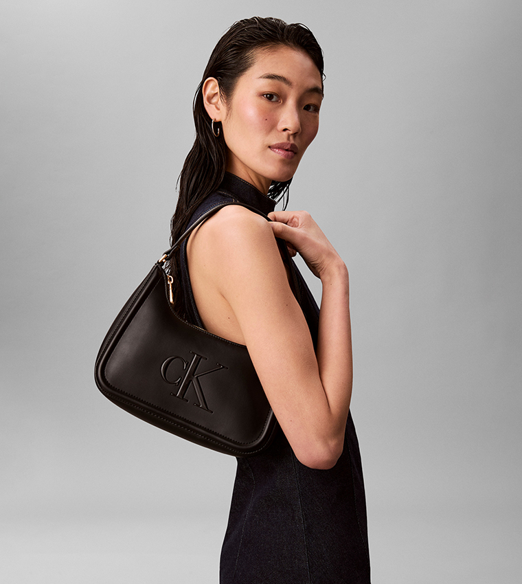 شنطة كتف بشعار