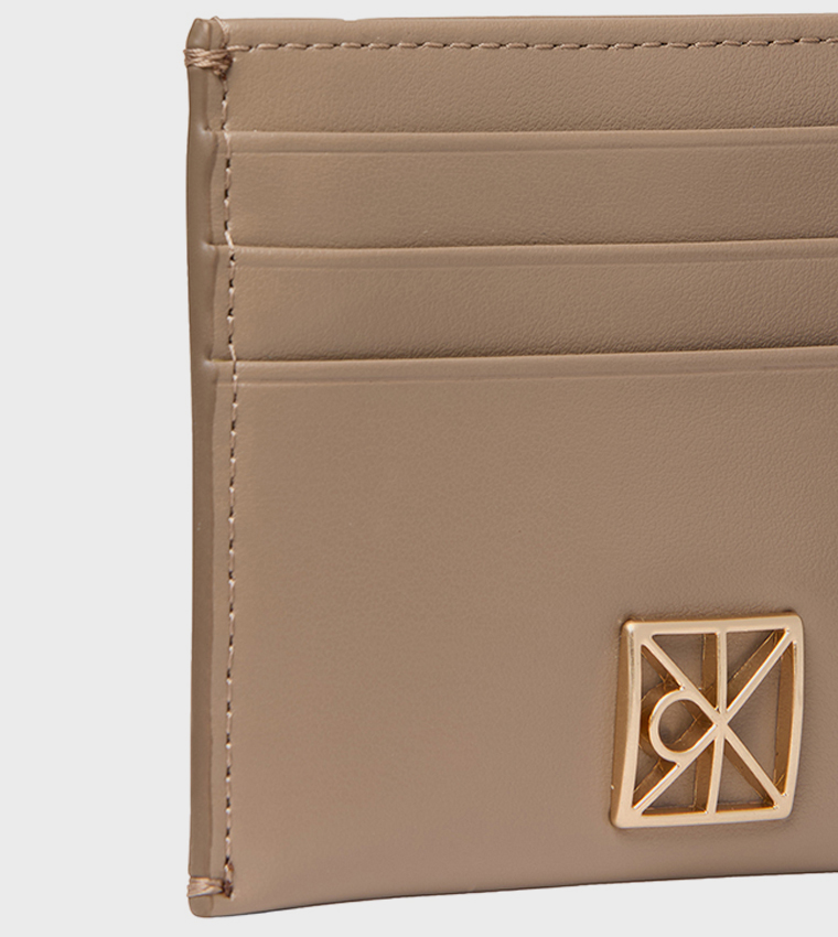 محفظة بطاقات بشعار