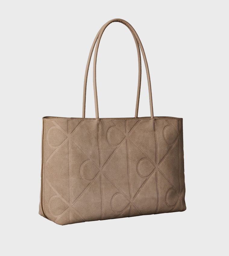 شنطة توت مونوغرام بنقش بارز