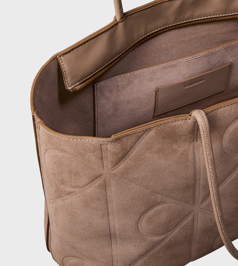 شنطة توت مونوغرام بنقش بارز