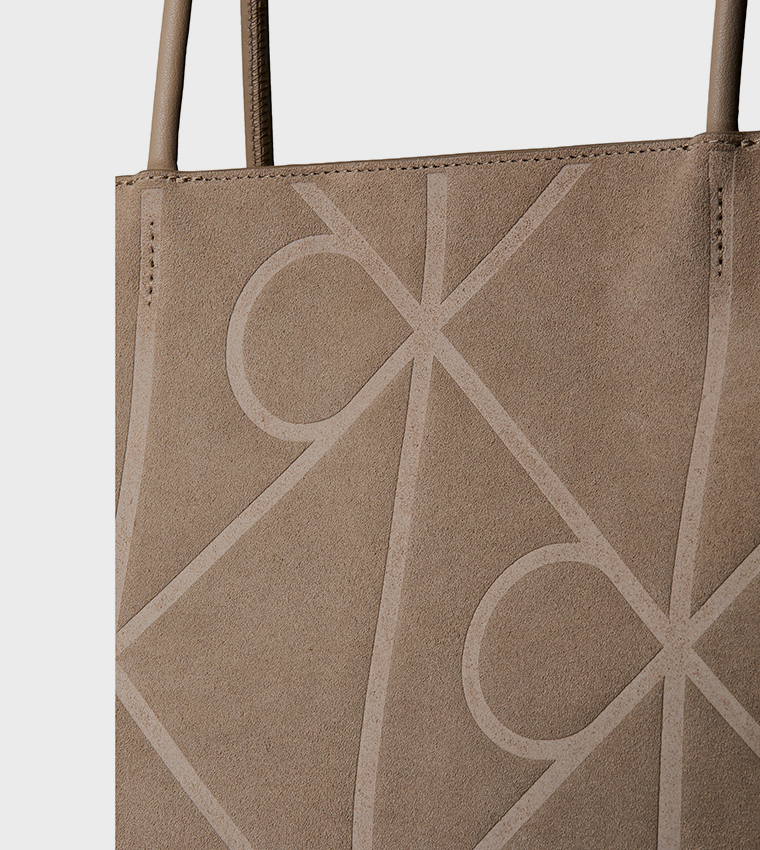 شنطة توت مونوغرام بنقش بارز