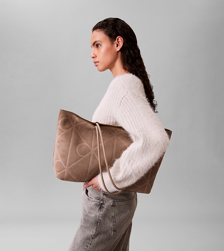 شنطة توت مونوغرام بنقش بارز