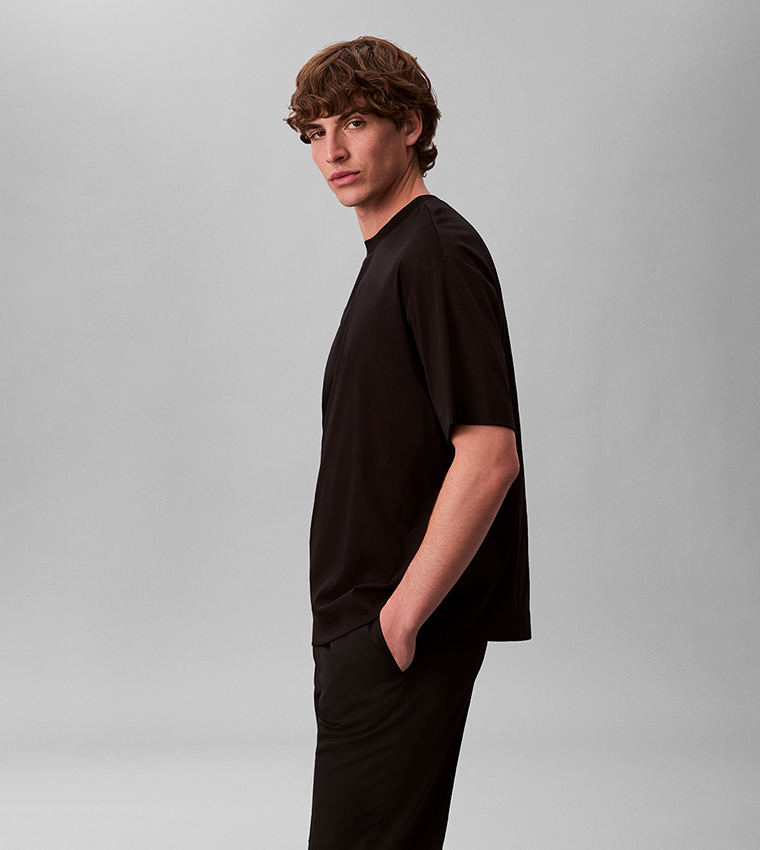 كالفين كلاين  تيشيرتات بياقة دائرية  - أسود Round Neck T-Shirts