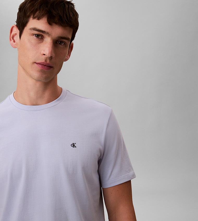 تيشيرت كم قصير مطرز بشعار