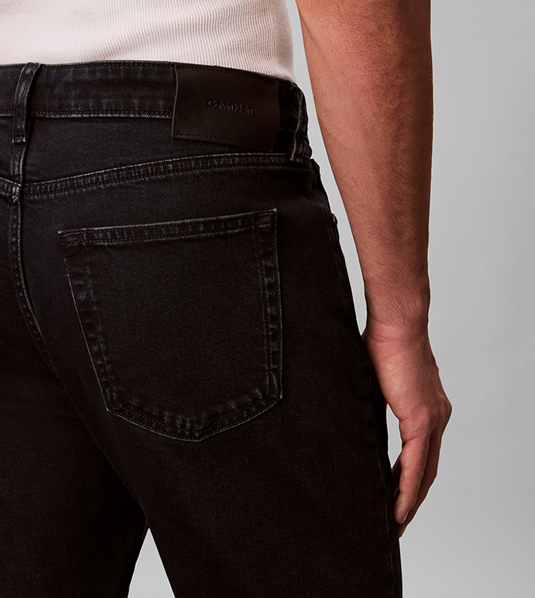 كالفين كلاين  جينزات قصة قصيرة  - أسود Tapered Jeans