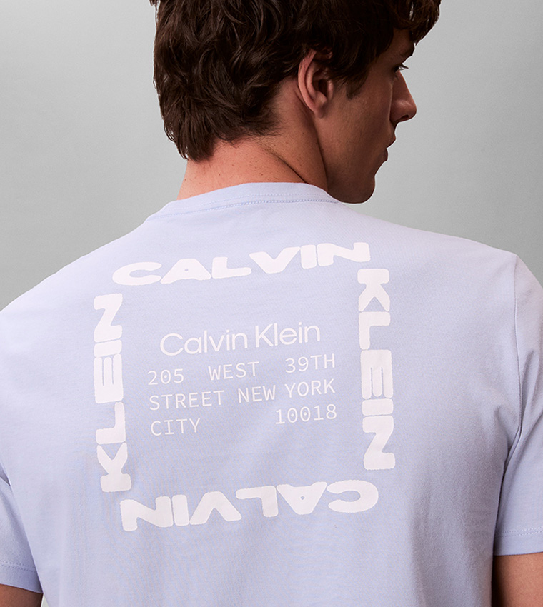 تيشيرت كاجوال كم قصير بطبعة شعار