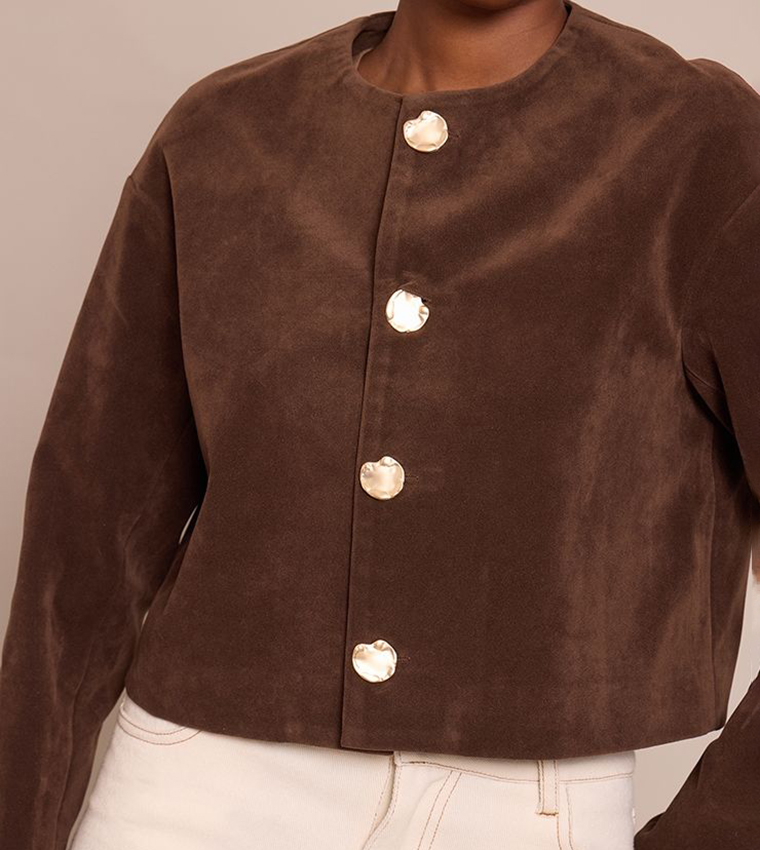 جاكيت شامواه بياقة دائرية وأزرار ذهبية 