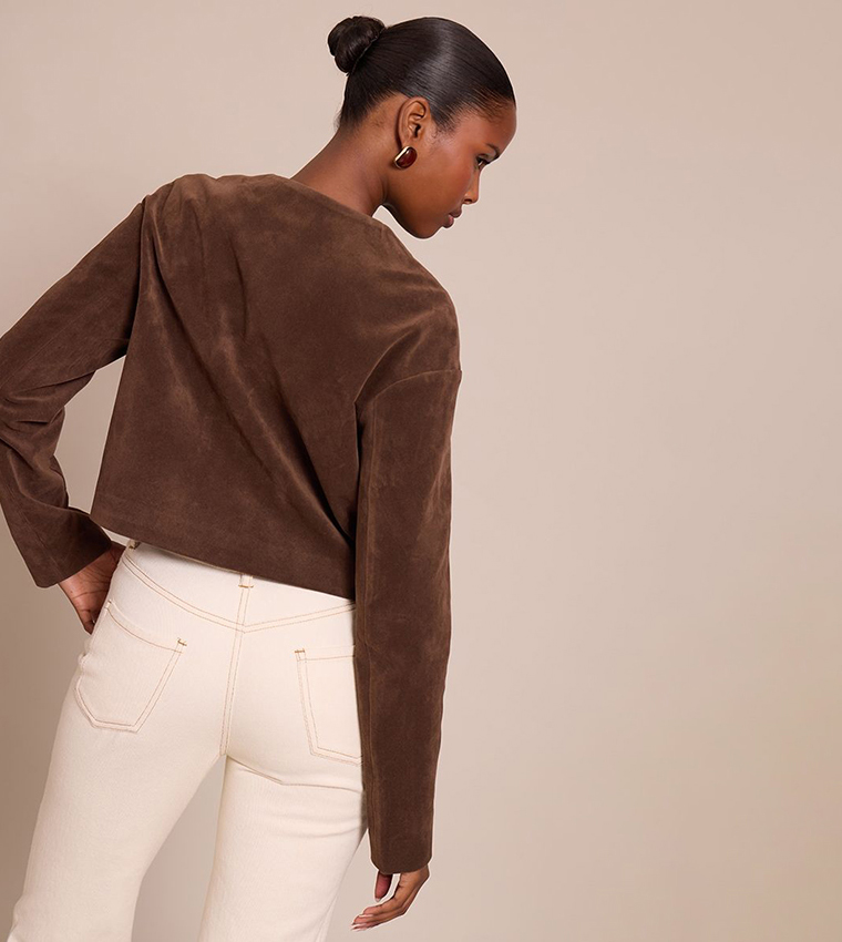 جاكيت شامواه بياقة دائرية وأزرار ذهبية 