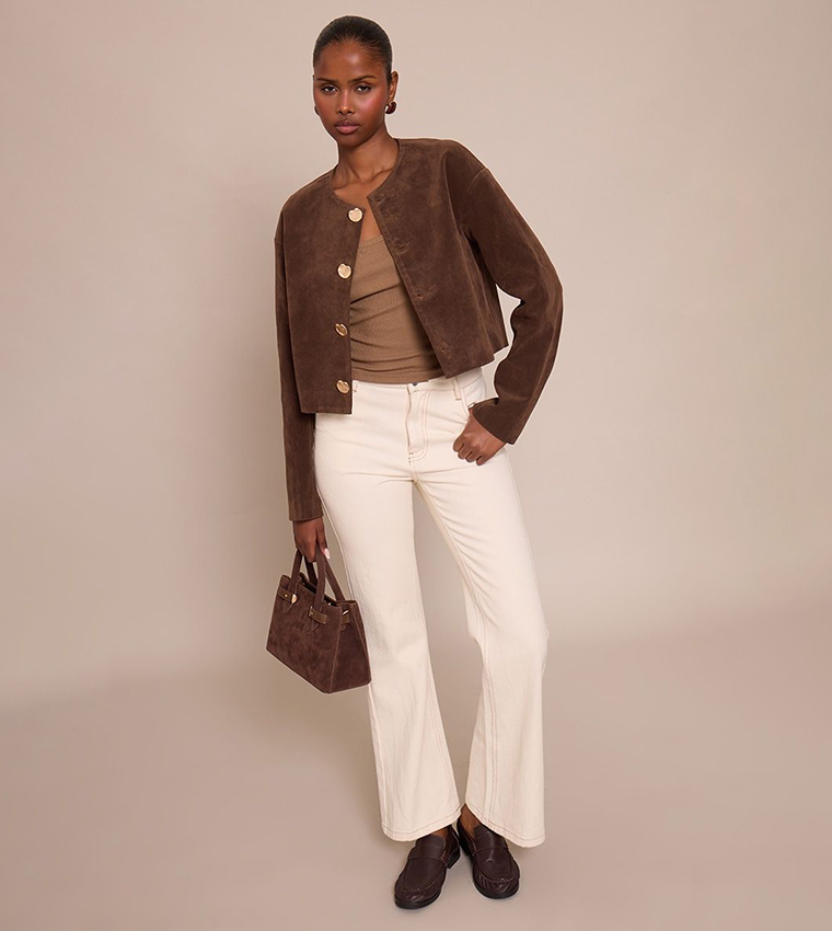 جاكيت شامواه بياقة دائرية وأزرار ذهبية 