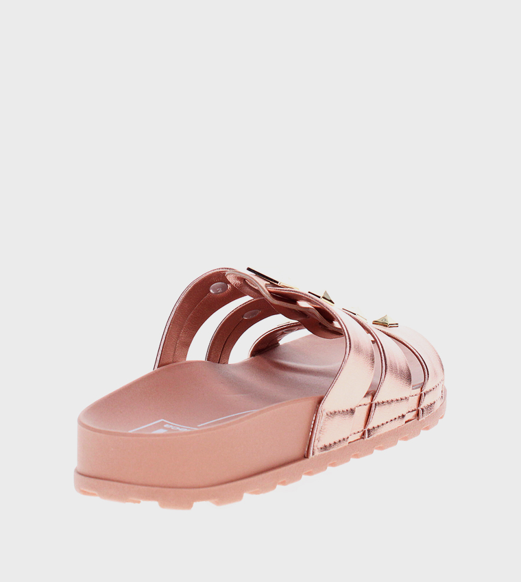 صندل فلاتفورم مزين بإكسسوار معدني