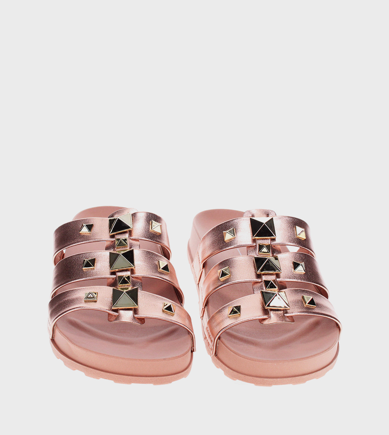 صندل فلاتفورم مزين بإكسسوار معدني