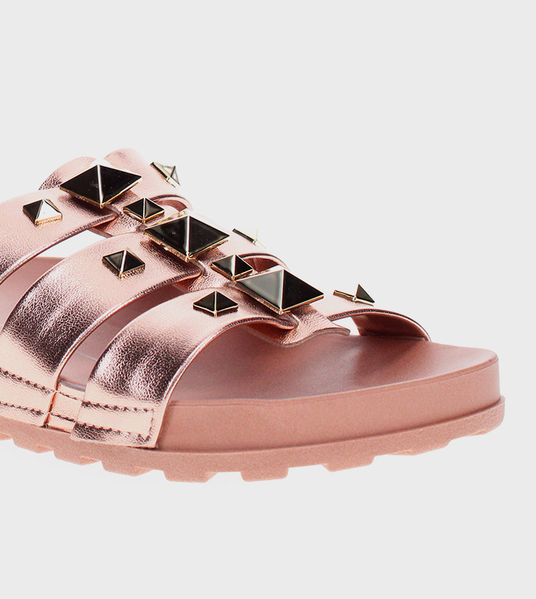 صندل فلاتفورم مزين بإكسسوار معدني