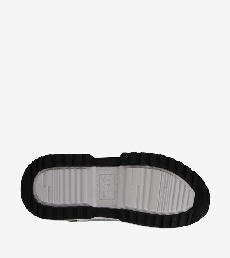 حذاء رياضي كوزمو مادي برباط وألوان متناسقة