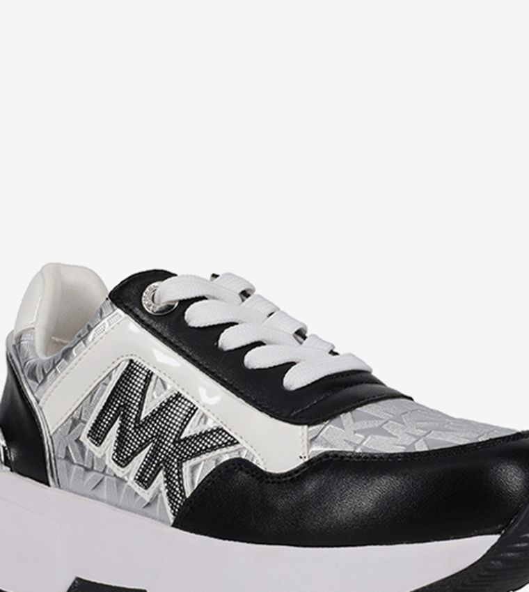 حذاء رياضي كوزمو مادي برباط وألوان متناسقة