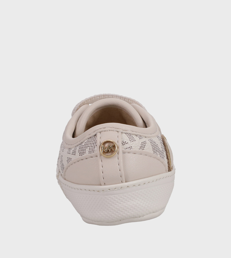 حذاء بيبي بريتانيا برباط بطبعة قلب