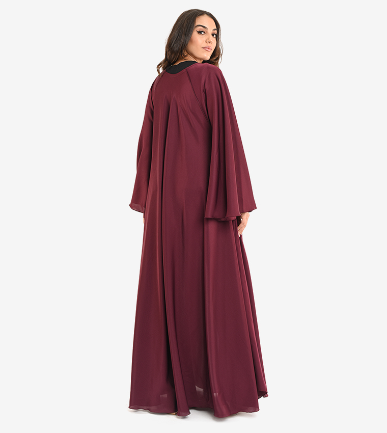 عباية بأكمام طويلة لون أسود بياقة على شكل حرف V