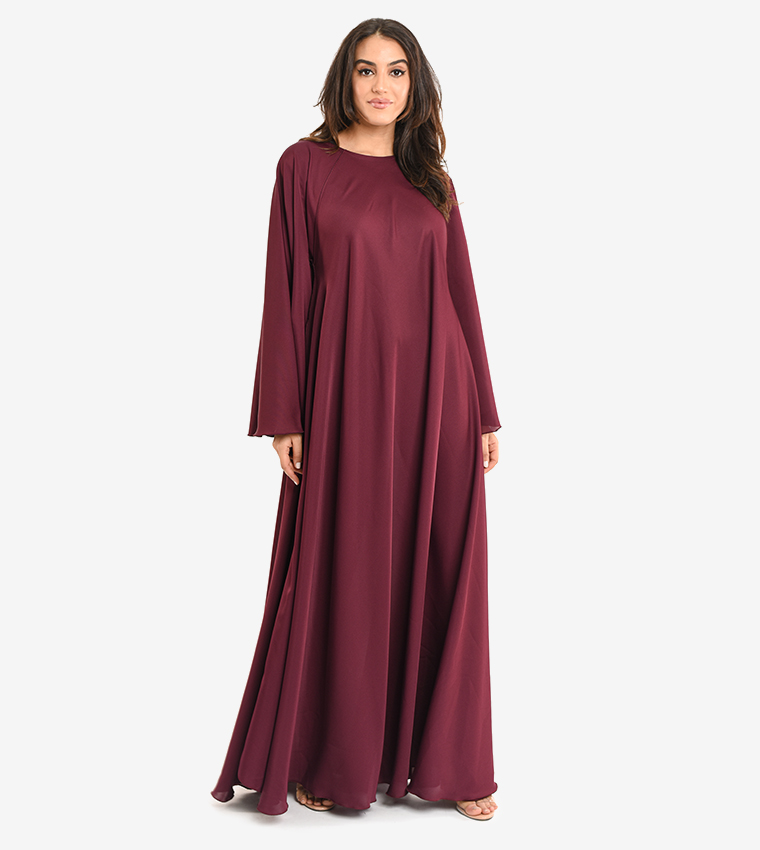 عباية بأكمام طويلة لون أسود بياقة على شكل حرف V