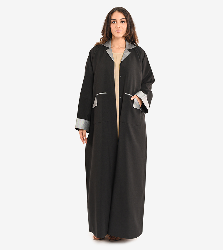 عباية بياقة بليزر متباينة وأكمام بأساور 