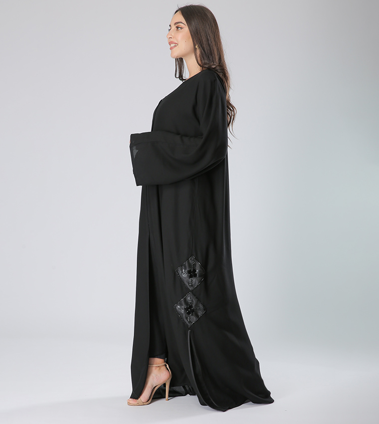 عباية بياقة V وأكمام طويلة 