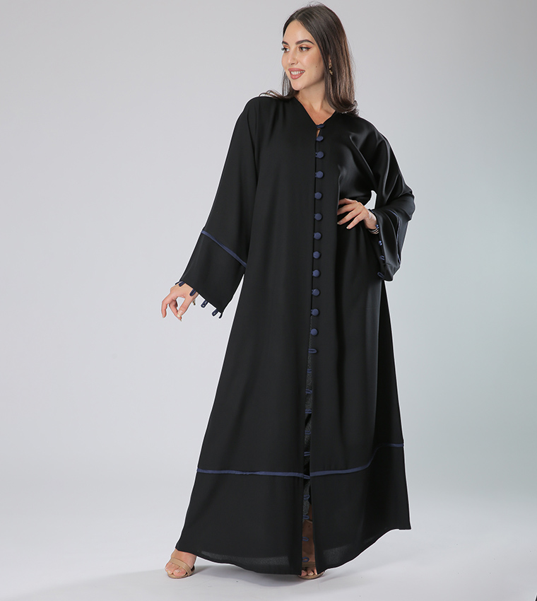 عباية بياقة V وأكمام طويلة وأزرار 