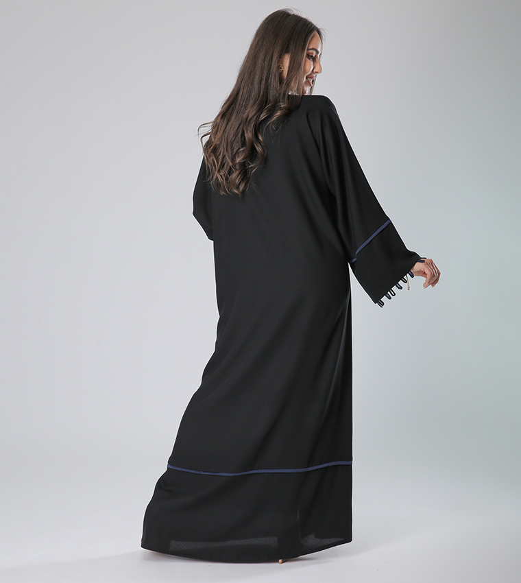عباية بياقة V وأكمام طويلة وأزرار 