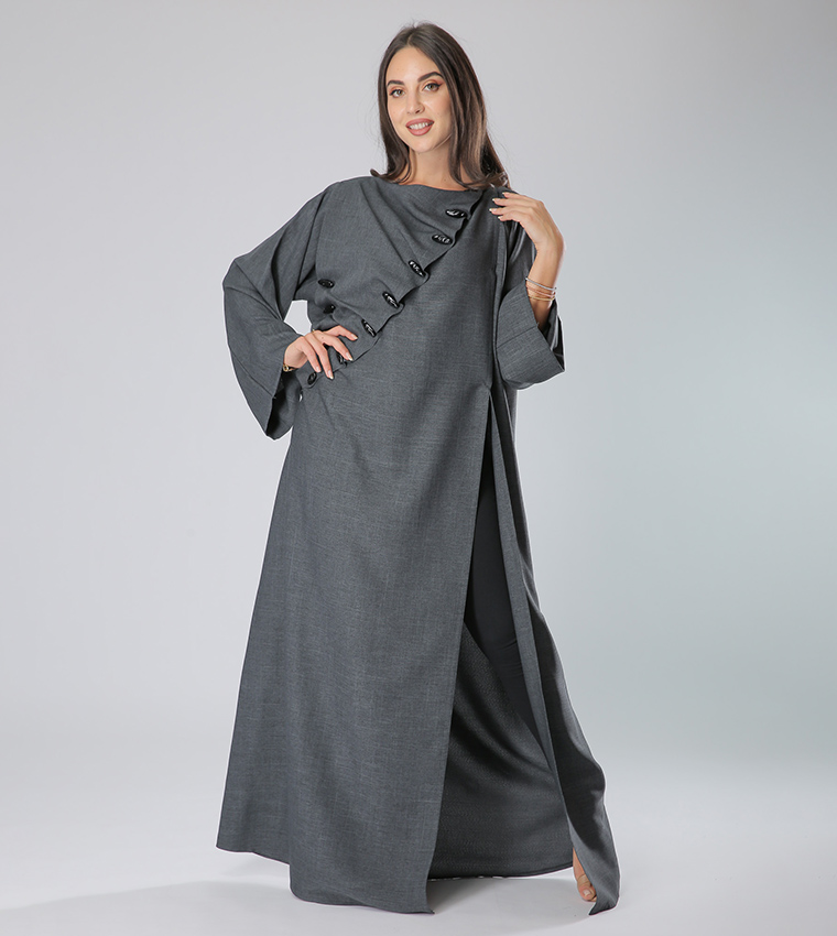 عباية بياقة V وأكمام طويلة وأزرار 